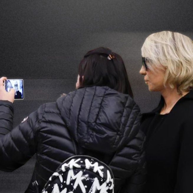 Maria De Filippi con una fan che le ha chiesto un selfie durante il funerale di Maurizio Costanzo. &copy; Blasting News Creative Department.