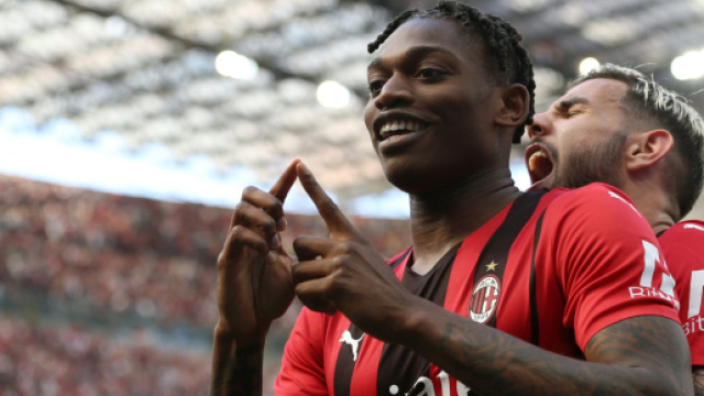 Inter su Carlos Augusto, il Liverpool vuole Leao dal Milan.