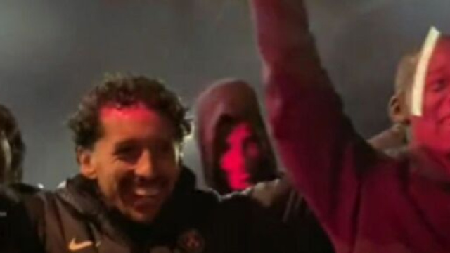 Les joueurs du PSG avec leurs supporters (capture Twitter PSG COMMUNITY)
