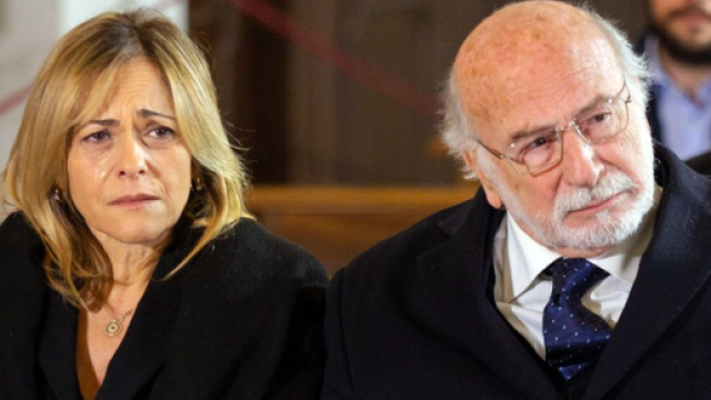 Un posto al sole, Silvia (Luisa Amatucci) e Otello (Lucio Allocca) al funerale di Teresa.