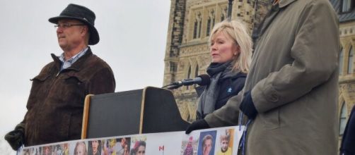 Candice Bergen (center) in 2014 (Image source: QUOI Media Group/Flickr)