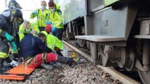 Calabria, travolto e ucciso da un treno. (foto di repertorio)