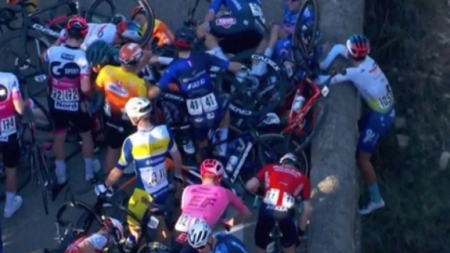 Ciclismo, la caduta in cui &egrave; rimasto coinvolto Valentin Ferron.