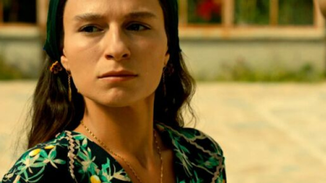 Terra amara, trame turche: Saniye conosce Uzum e diventa capomastro della villa.