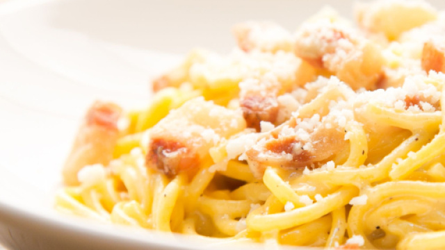 Un piatto di pasta alla carbonara secondo la tradizione.
