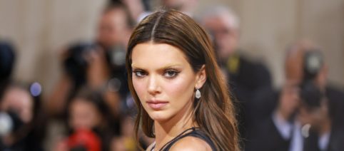 Moda e outfit, tendenze primavera 2023: la giacca di pelle di Kendall Jenner e i jeans a zampa
