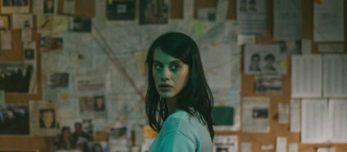 Milena Smit em cena de 'A Garota na Fita' nova produ&ccedil;&atilde;o de suspense da Netflx (Foto: Arquivo Blastingnews)