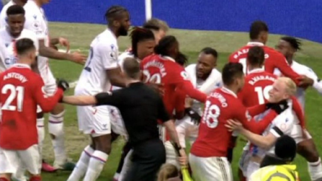 Casemiro contre Crystal Palace au c&oelig;ur d&rsquo;une &eacute;chauffour&eacute;e. (capture Twitter Cerfia Foot)