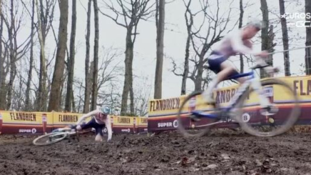 Mondiali di ciclocross, la scivolata di Puck Pieterse.