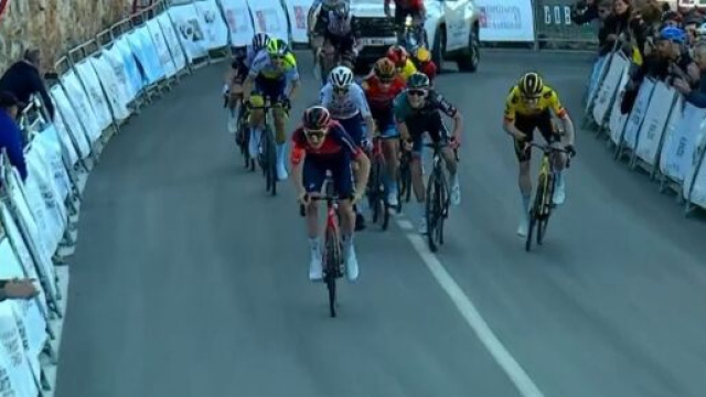 Tao Geoghegan Hart vince la quarta tappa della Volta Valenciana.