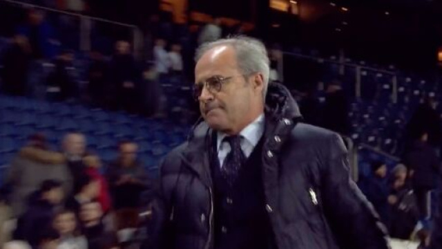 Luis Campos saluant ses joueurs apr&egrave;s la victoire du PSG face &agrave; Toulouse. (screenshot Twitter - @PVSportFR)