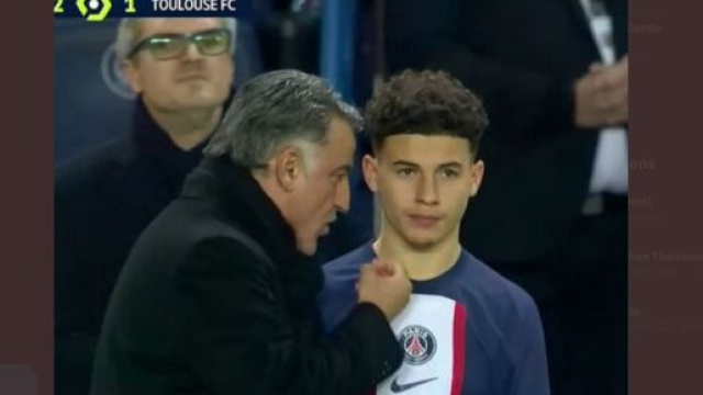 Galtier en discussion avec Gharbi avant son entr&eacute;e face &agrave; Toulouse. (screenshot Twitter - @EllafiMustapha)