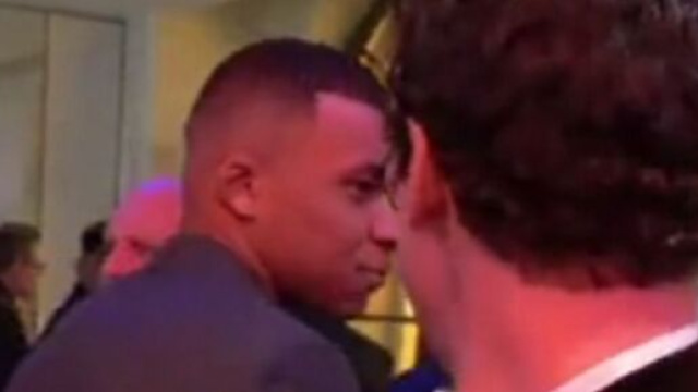 Kylian Mbapp&eacute; met un vent au magicien Julius Dein (capture Twitter @FortiaOndongo)