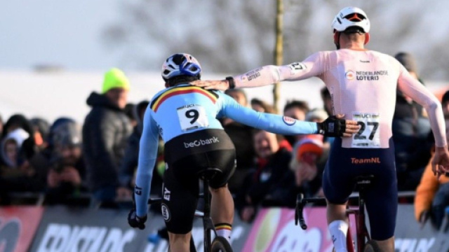 Mondiali di ciclocross, Wout van Aert si congratula con Mathieu Van der Poel.