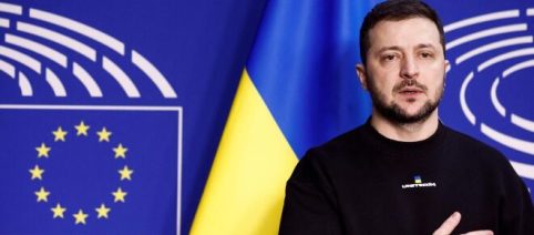 En visite en France, Zelensky demande des avions de combat 'le plus tôt possible'