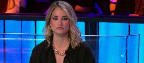 La colaboradora us&oacute; la pol&eacute;mica de Naomi y Adri&aacute;n para lanzarle una pulla al exguardia civil (Captura de pantalla de Telecinco)