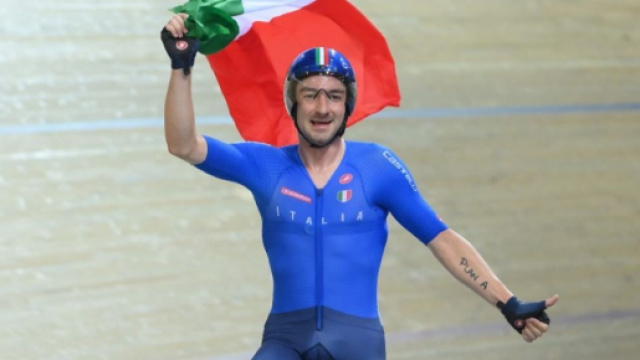 Elia Viviani &egrave; in gara nell'eliminazione agli Europei di ciclismo su pista di Grenchen.