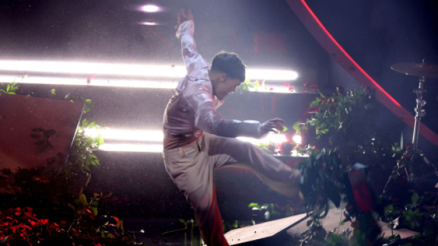 Sanremo 2023, Blanco fischiato dal pubblico dell'Ariston (Video).