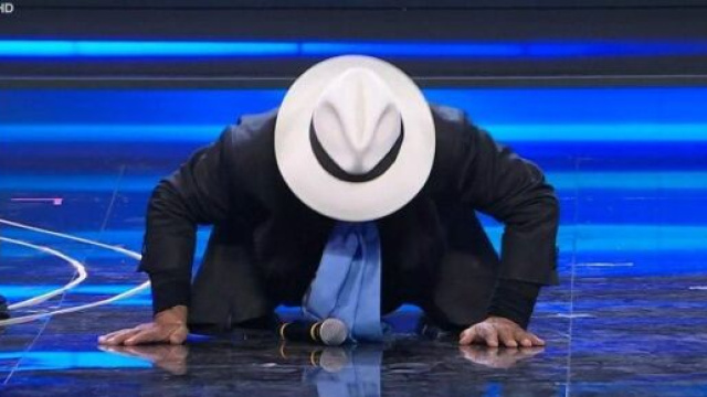 Sanremo, Albano si &egrave; cimentato in una seduta di flessioni in diretta: ironici i commenti dei fan 'preoccupati' sui sociali.
