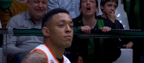 Desde las gradas, una aficionada profiri&oacute; insultos racistas contra el jugador (Captura v&iacute;deo Teledeporte)