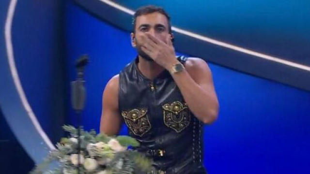 Sanremo 2023, Marco Mengoni alla fine della sua esibizione sul palco di Sanremo.