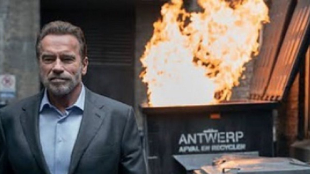 Arnold Schwarzenegger fait p&eacute;ter une poubelle dans la bande-annonce de Fubar (Screenshoot Instagram @budomate)