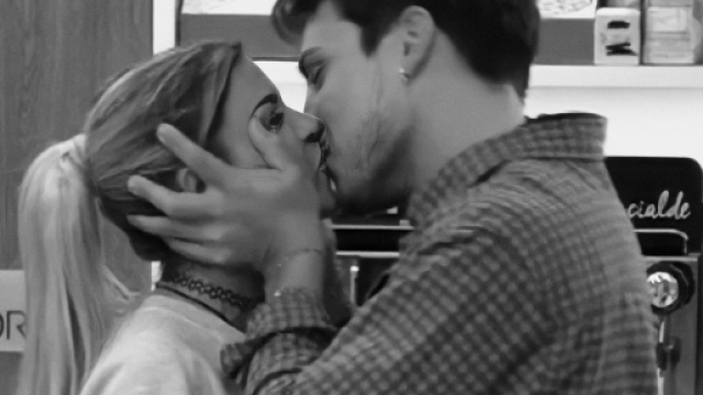 GFVip 7, Oriana e Daniele hanno chiarito: baci e abbracci al risveglio.