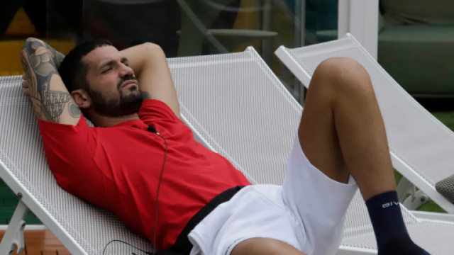 Grande Fratello Vip, Luca svela che dovr&agrave; operarsi