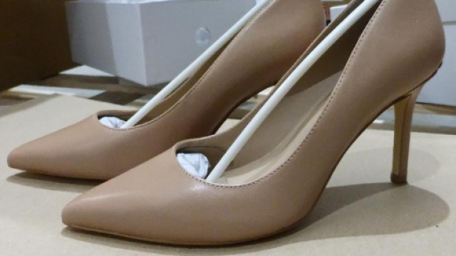 Scarpe Guess bloccate alla dogana per presenza di sostanze cancerogene nocive alla salute. (Ministero della salute)