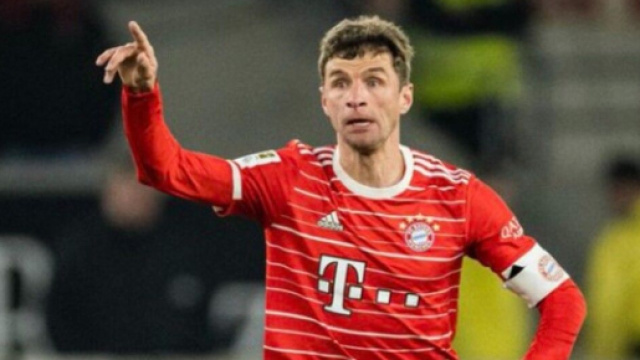 Thomas M&uuml;ller a rappel&eacute; de vieux souvenirs aux supporters de FC Barcelone. (screenshot @esmuellert)