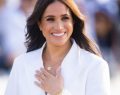 Moda e outfit, tendenze primavera 2023: il blazer e i pantaloni in pelle di Meghan Markle