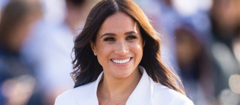 Moda e outfit, tendenze primavera 2023: il blazer e i pantaloni in pelle di Meghan Markle
