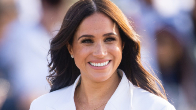 Moda e outfit, tendenze primavera 2023, i pantaloni in pelle di Meghan Markle e il blazer in tweet di Charlotte Casiraghi