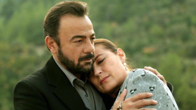 Terra Amara, puntata 13/3: Fekeli aiuta Yaman comprando alcuni suoi beni.