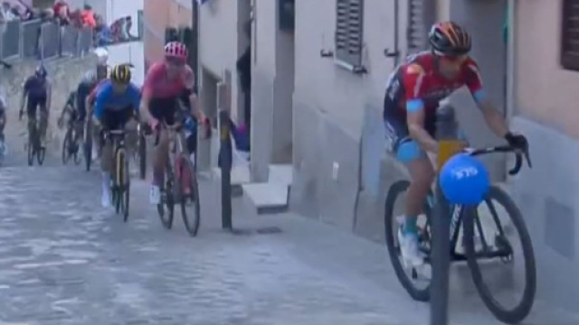 Tirreno Adriatico, il passaggio sul muro della Gattara.