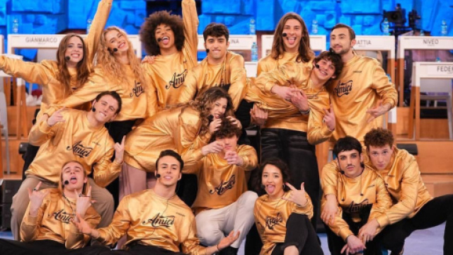 Amici 22, al serale 8 ballerini e 7 cantanti: lacrime di gioia per NDG, Aaron e Megan.
