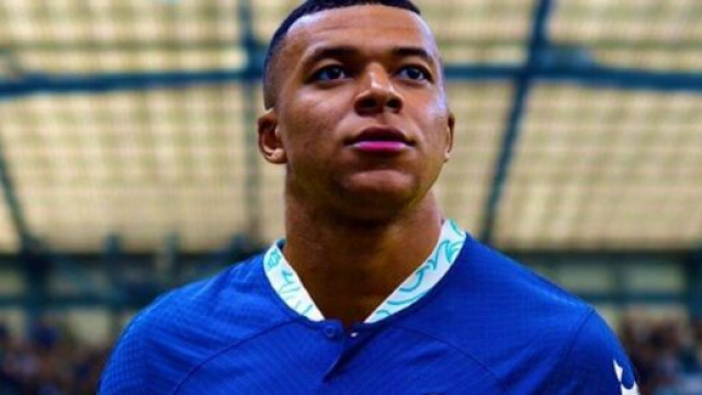 Chelsea avec le maillot des Blues, Florent Malouda en r&ecirc;ve. (screenshot twitter)