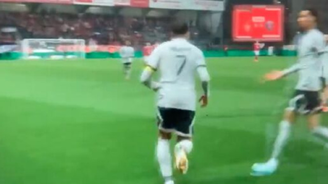 Mbapp&eacute; heureux apr&egrave;s son but lib&eacute;rateur face &agrave; Brest. (screenshot Twitter - @Canal+ et @HRivayrand)