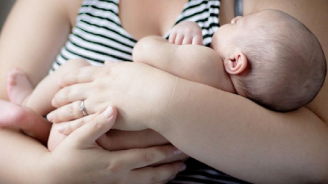 Une maman en train de tenir son b&eacute;b&eacute; dans ses bras (Screenshoot Pixabay @Pexels)