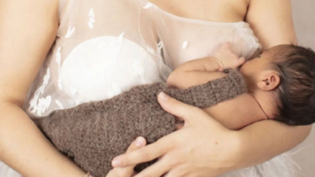 L'allaitement du nourrisson peut parfois effrayer les femmes. (Screenshoot Instagram @ameliemaurer__)