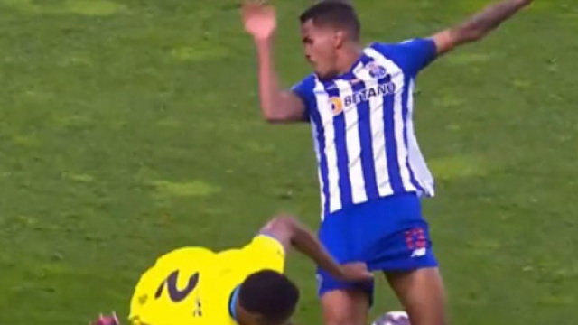 Le duel Denzel Dumfries - Wenderson Galeno (capture Twitter @demarkesports)