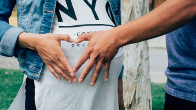 Des id&eacute;es pour annoncer sa grossesse (Screenshoot Pixabay @estebantroncosofoto0)