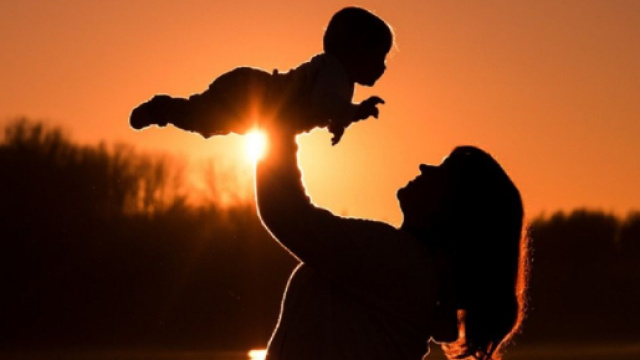 Le b&eacute;b&eacute; et sa maman (Screenshoot Pixabay @RebeccasPictures)