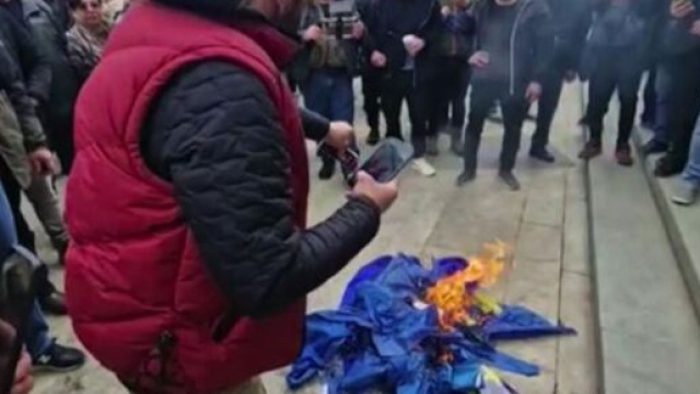 Manifestanti bruciano la bandiera dell'Europa