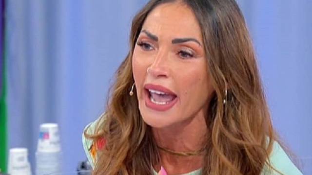 Uomini e Donne, Isa sbotta con chi la offende come madre: 'Vi denuncio, basta'.