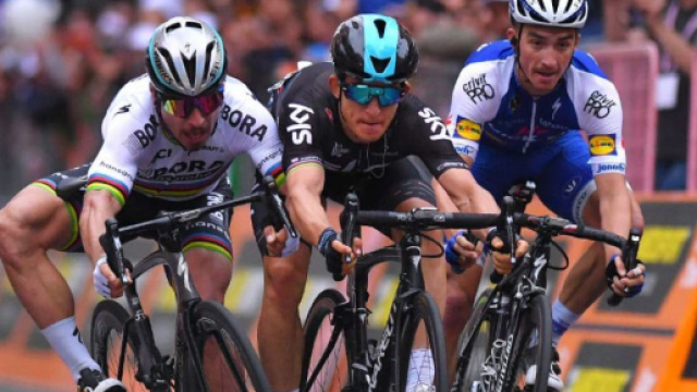 Ciclismo, il finale della Sanremo 2017, con Peter Sagan battuto da Kwiatkowski.