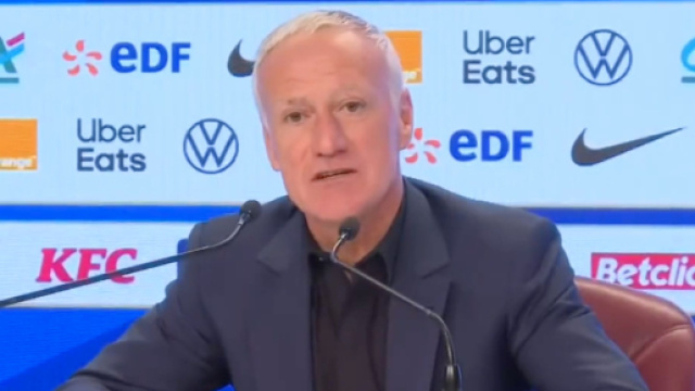 Deschamps en conf&eacute;rence de presse pour annoncer sa liste pour le prochain rassemblement des Bleus. (screenshot Twitter - @lequipe)