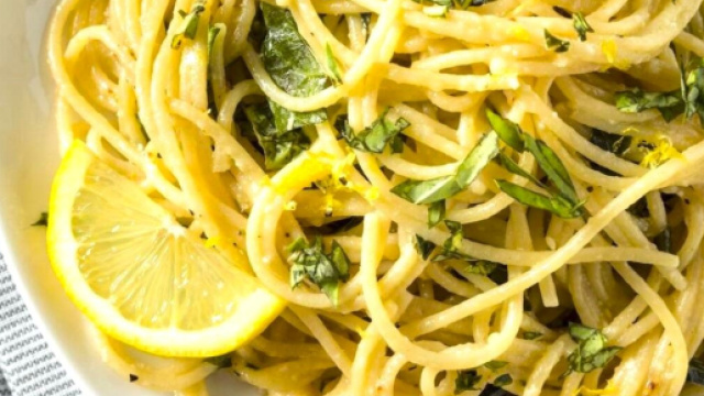 Gli spaghetti al limone sono il piatto ideale per un pranzo estivo