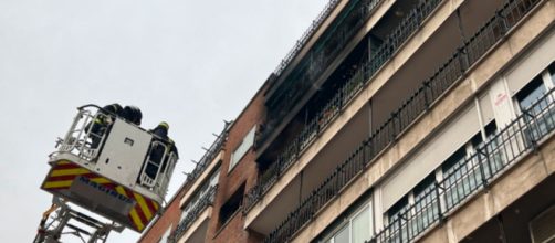 Los bomberos realizaron las labores de enfriamiento y posteriormente inspecci&oacute;n del edificio (Twitter, EmergenciasMad)
