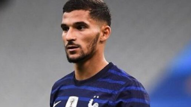 Houssem Aouar avec le maillot de l'&eacute;quipe de France (capture Twitter Be Football)